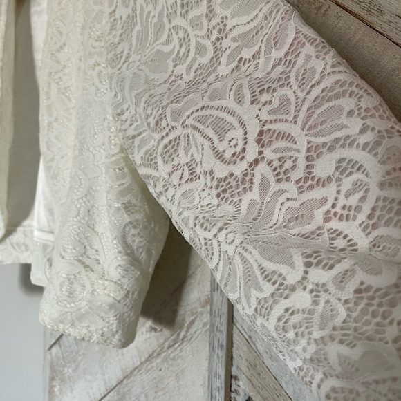 Torrid creamy white lace bolero jacket in size 2 - Picture 4 of 4